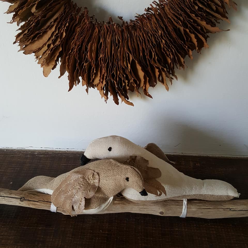 Oiseaux sur branche, création textile Fred Petit.
Oiseaux lin , coton et fil doré