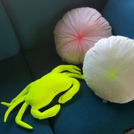 Petit coussin repose-tête fluo jaune,création Fred Petit, Made in france