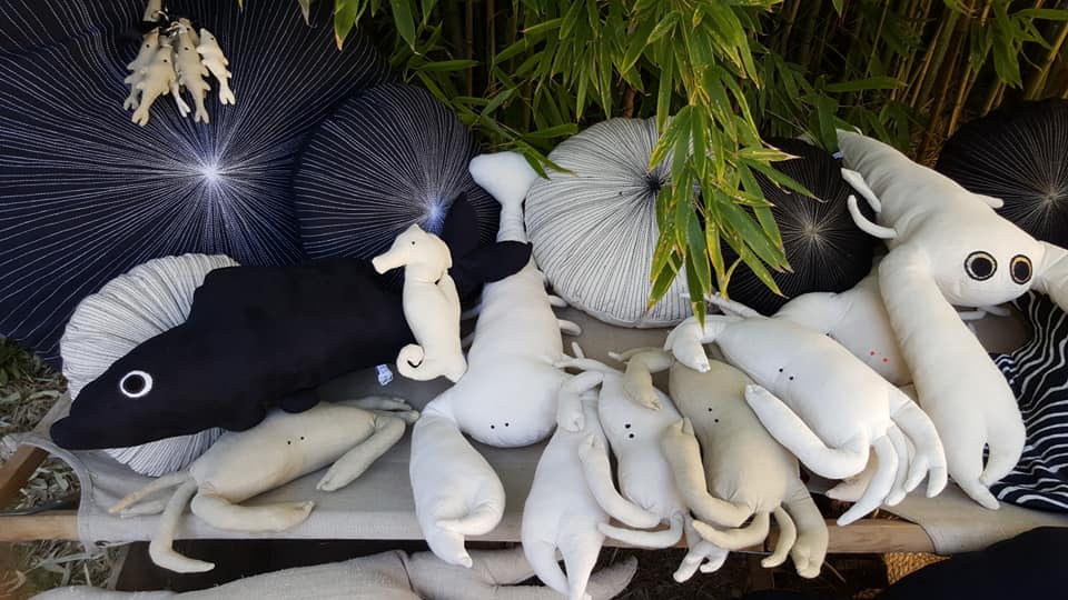 crustacean, bestiaire aquatique,coussins homards, coussins crabes, coussin requin, pouf oursins, thread, raies, porte-clés