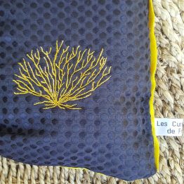 branche de corail jaune, design Fred Petit, coussin noir et jaune
