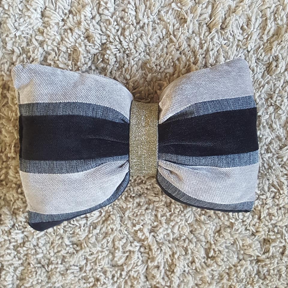 coussin velours papillon or.