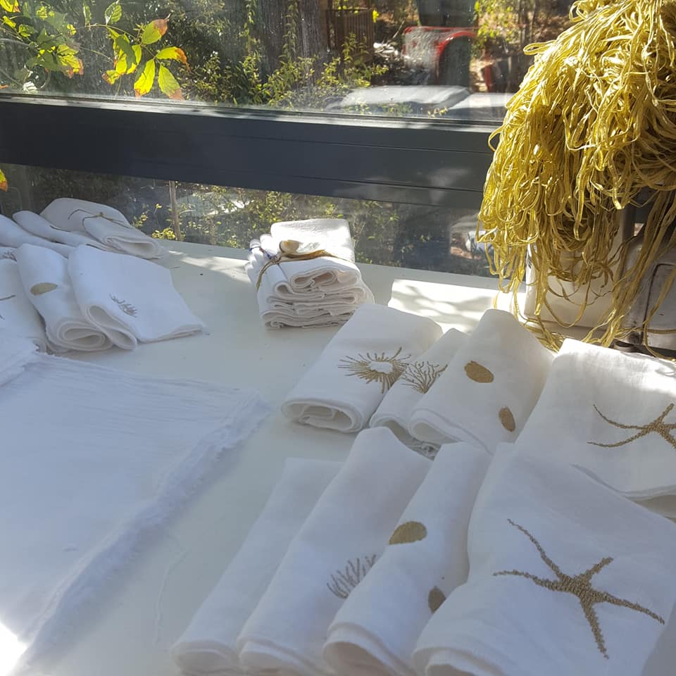 Petites serviettes brodées, design Fred Petit, créations textiles, craft, petites séries, slowmade, made in France.e