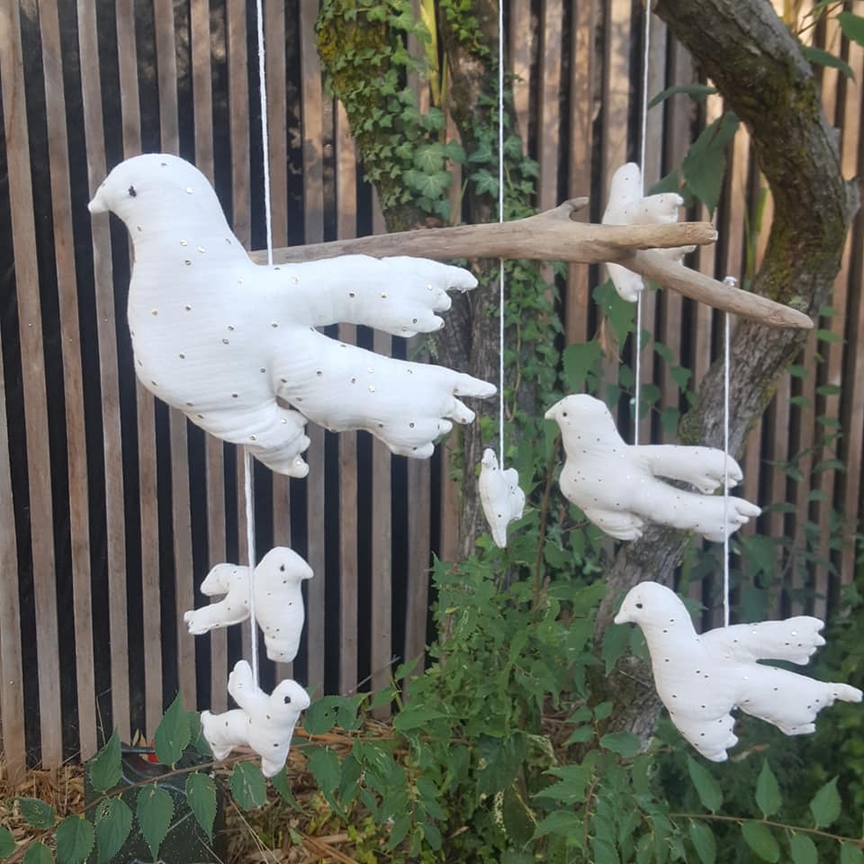 suspension oiseaux sur bois flotté, mobile pièce unique.artis, made in Franceanat        tté, gaze blanche et or, yeux brodés, création Fred Petit