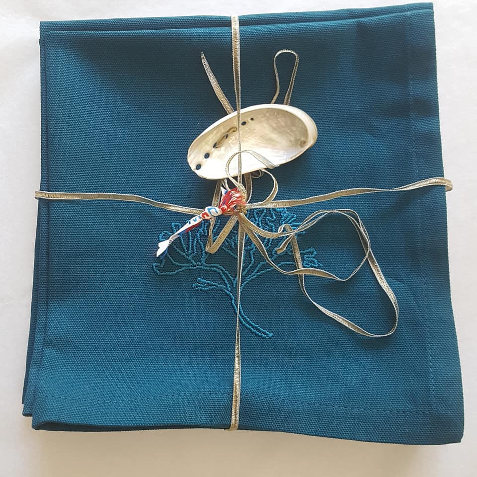 lot-de-6-serviettes-brodées-algue-bleu-paon-ton-sur-ton