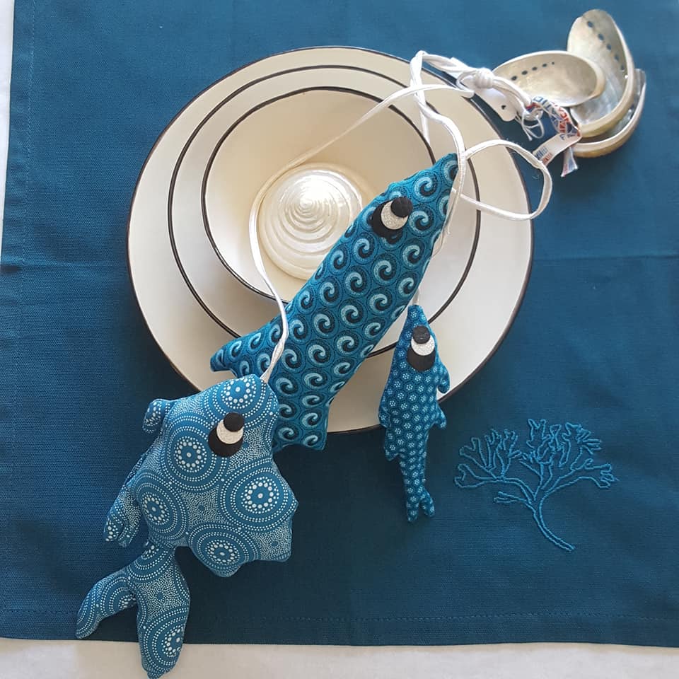 serviette-brodée-algue-et-grappe-de-pêche-à-suspendre