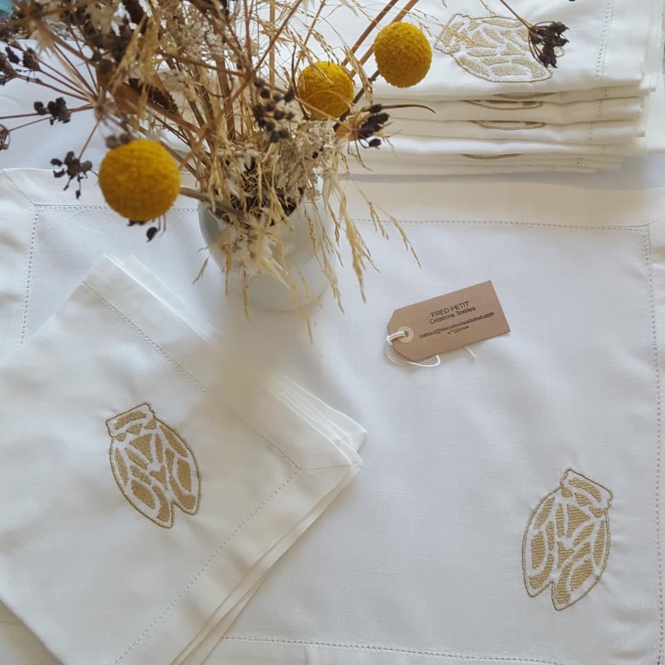 set-de-table-lin-et-coton-cigale-broderie-or-et-serviette-assortie