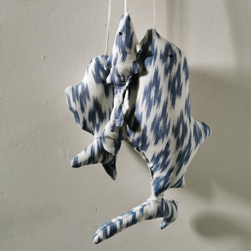 detail-peche-3-poissons-a-suspendre-en-soie