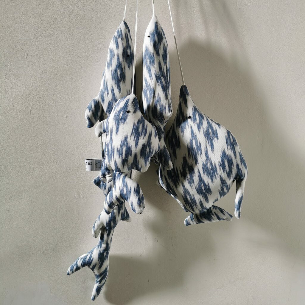 detail-peche-a-suspendre-en-soie