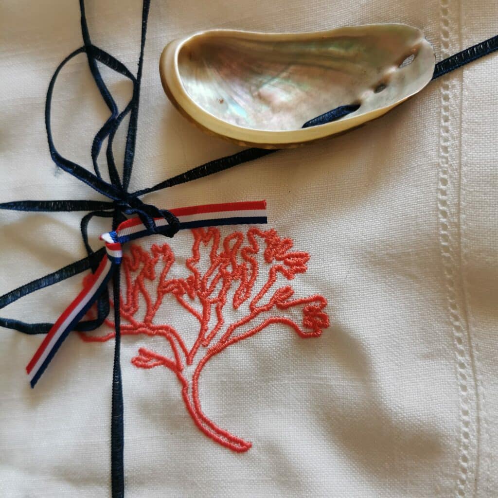 detail-broderie-algue