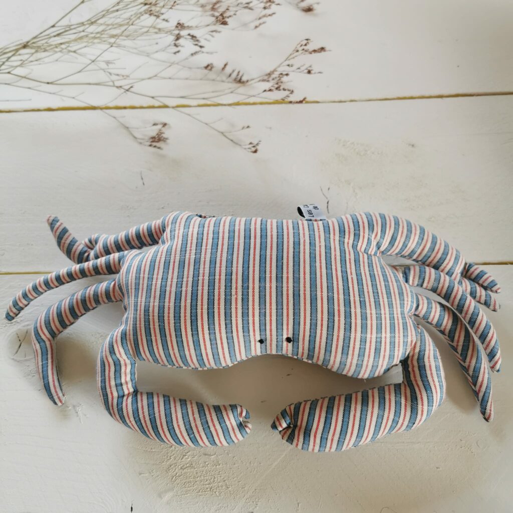 le-petit-coussin-crabe-bleu-blanc-rouge-