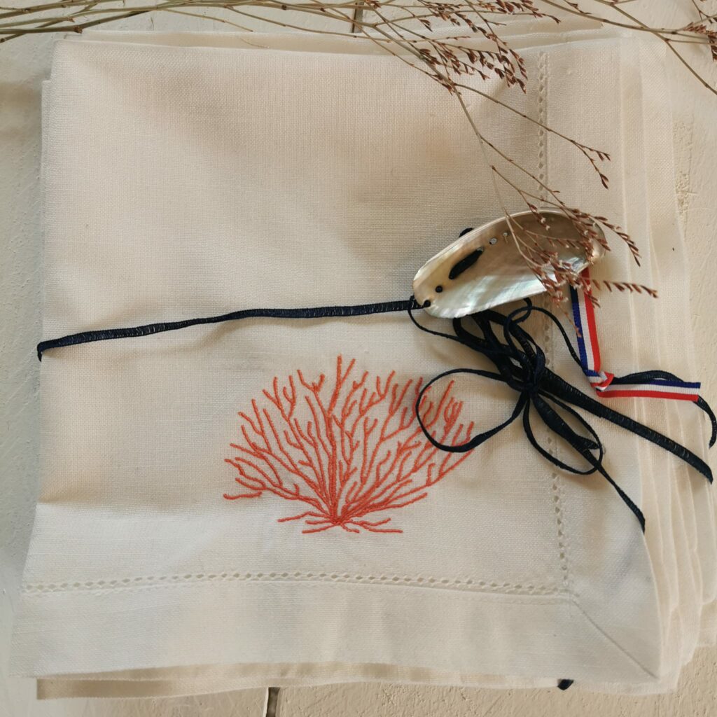serviettes-brodees-corail