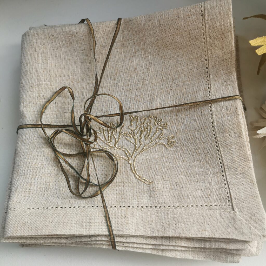 serviettes brodées algues or