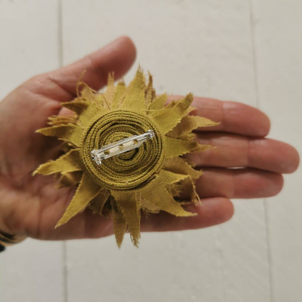 envers broche fleur lin