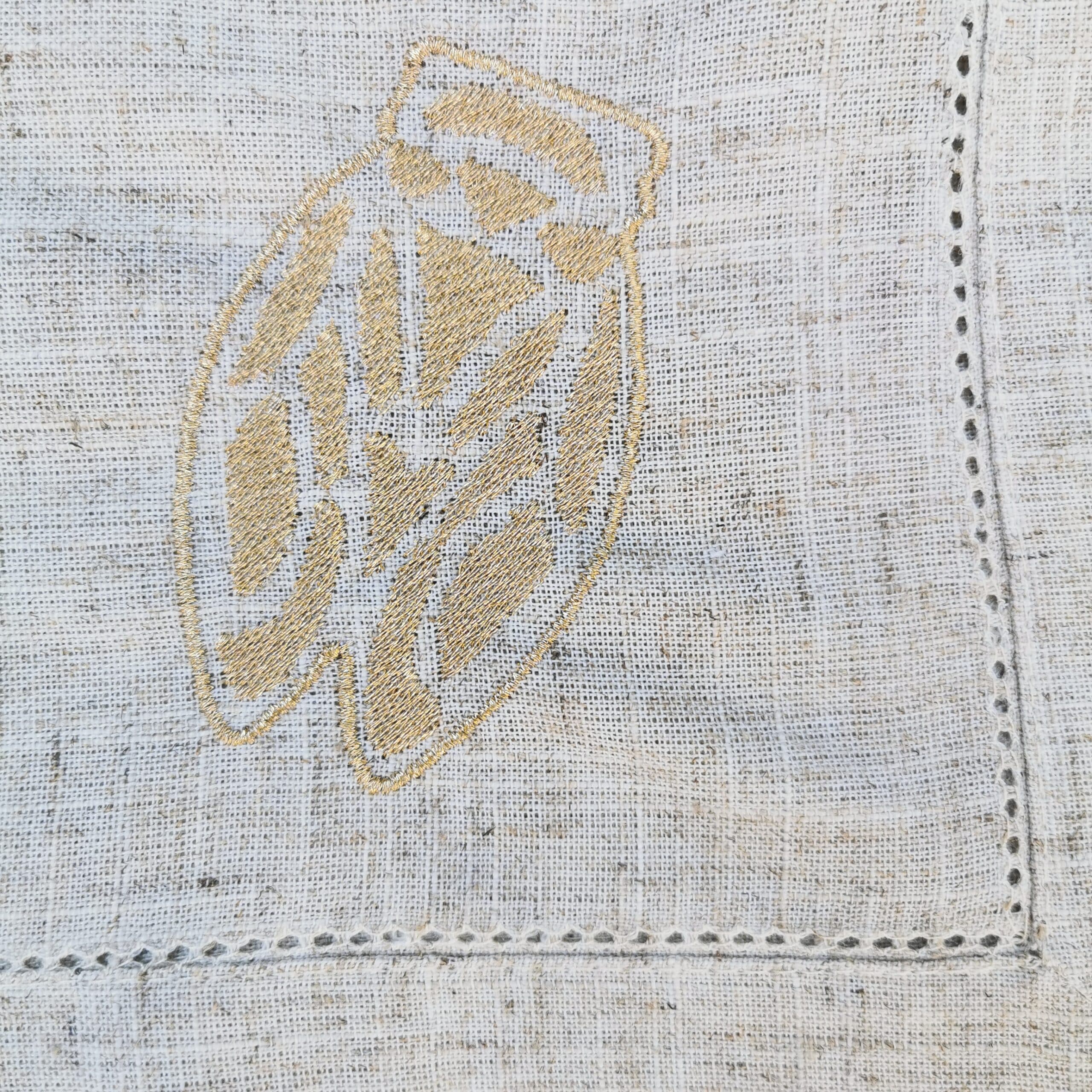 détail broderie cigales