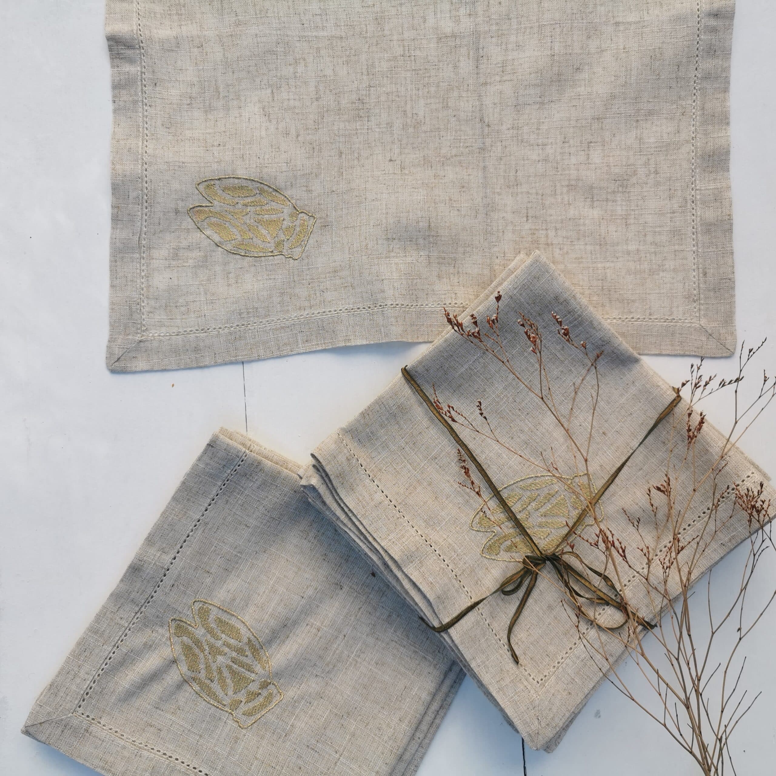 es serviettes brodées cigales or