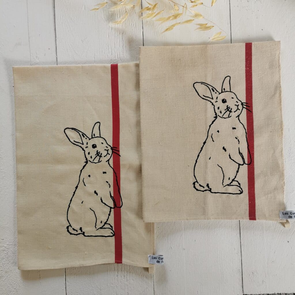Torchon ancien en lin brodé lapin debout.