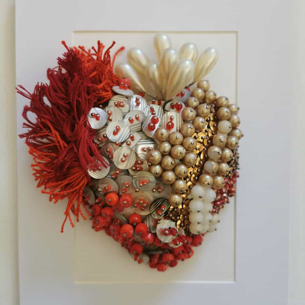 Ex-voto coeur rouge nacre et corail.