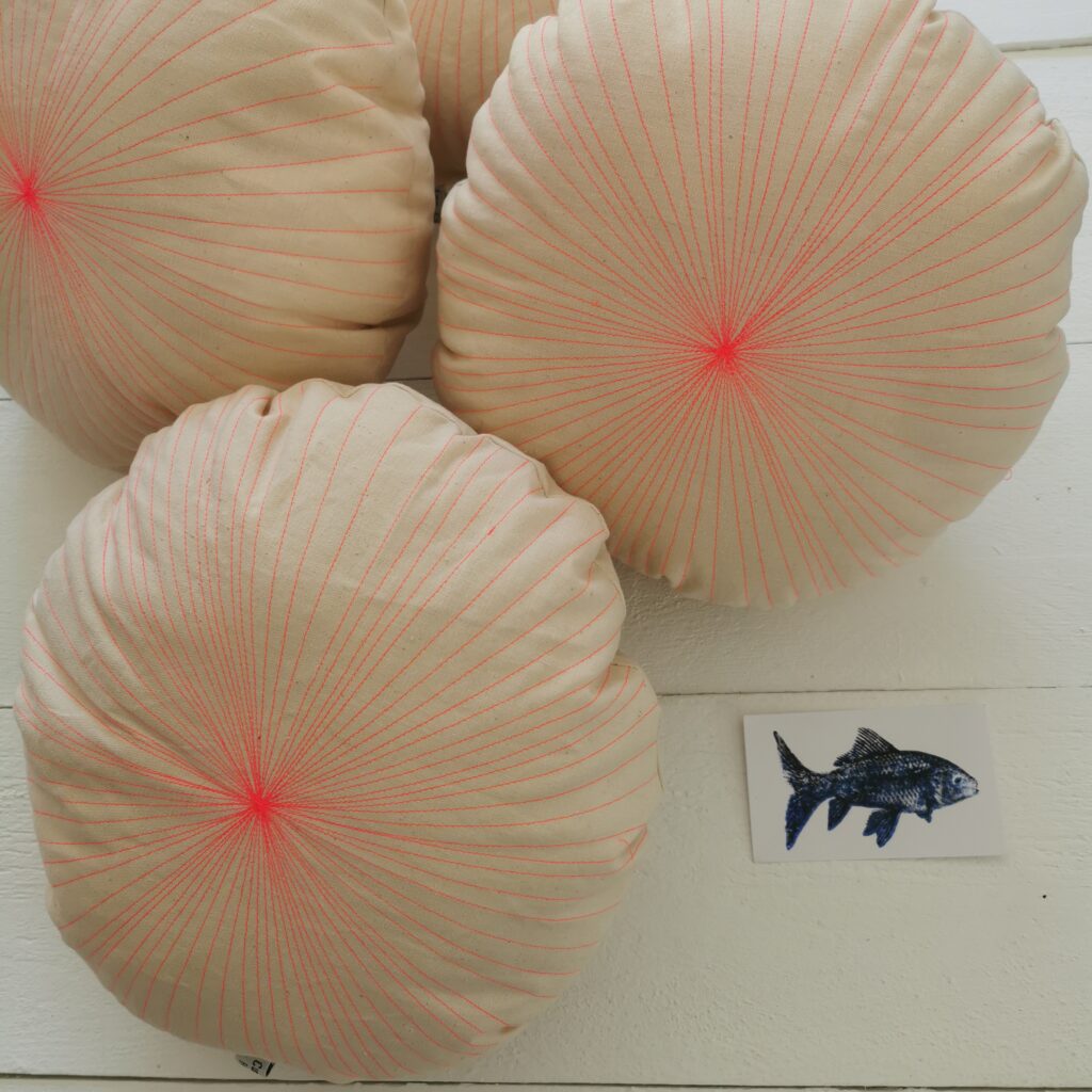 Les coussins oursins fluo