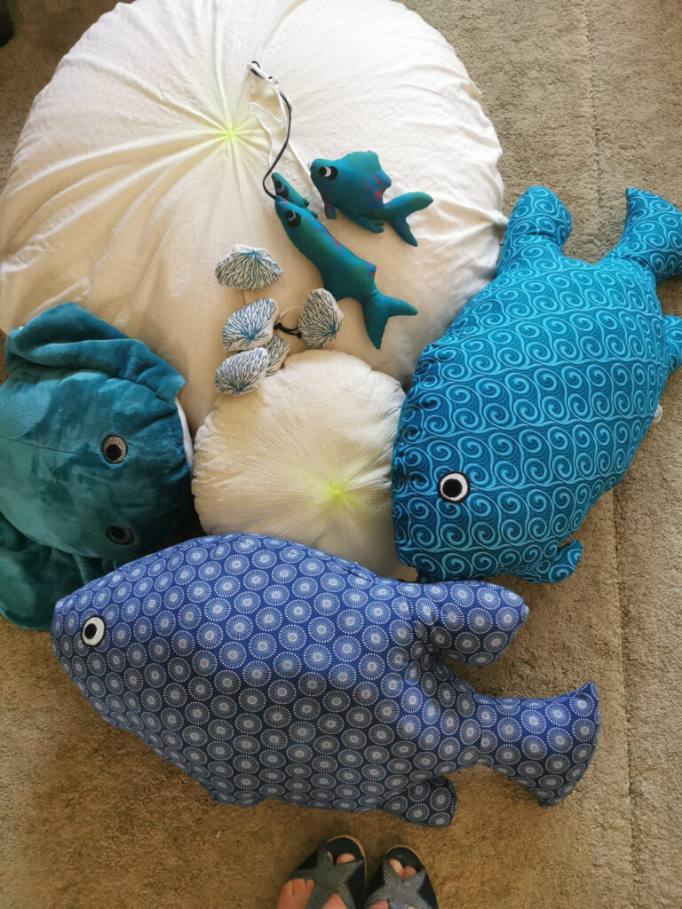 Décoration textile, coussins oursin, coussins poissons