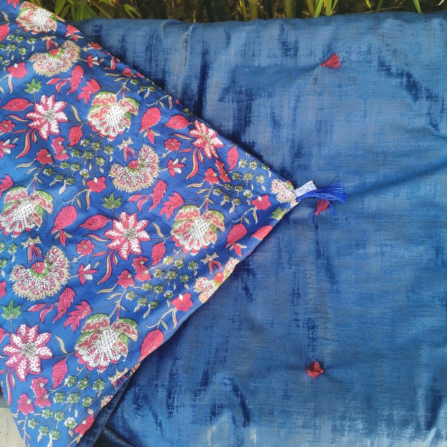 courtepointe fleurie et velours ras marine