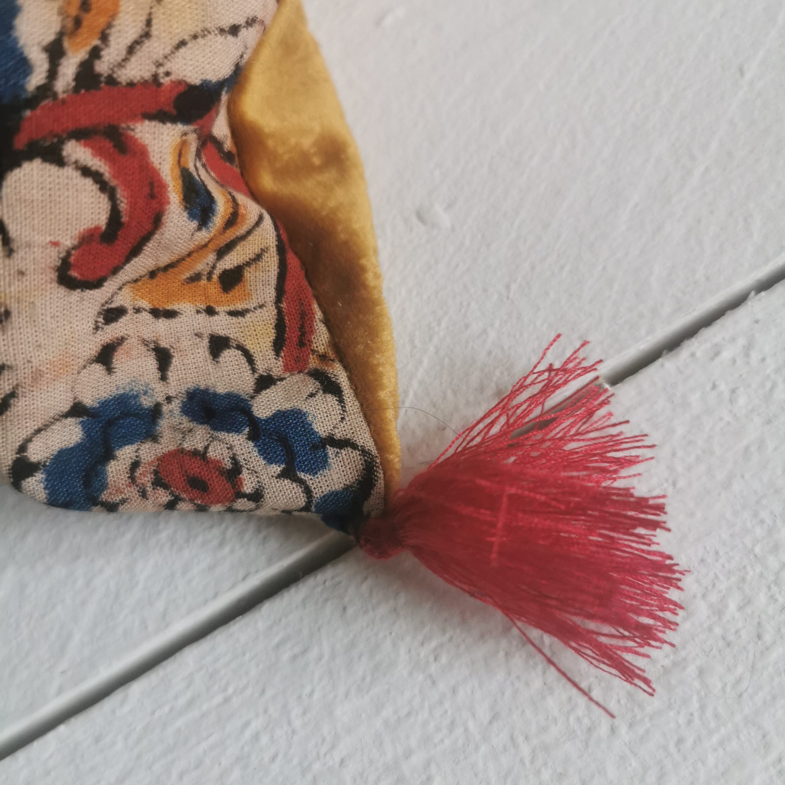 Courtepointe coton batik fleurs sur fond jaune et velours bleu. – Image 4