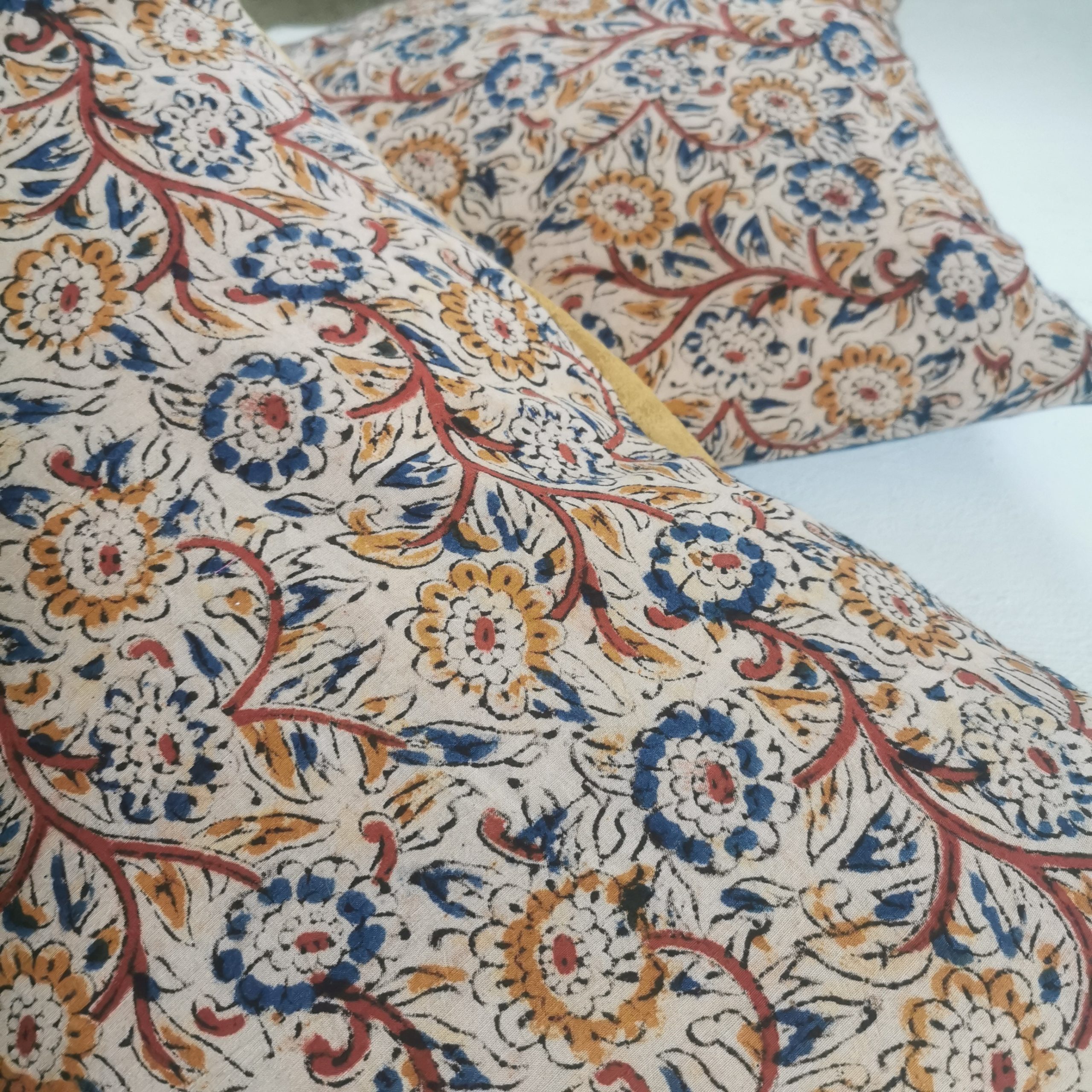 détail tissu batik jaune